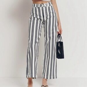 Logan Ultra High Rise Wide Leg Jeans, size 28